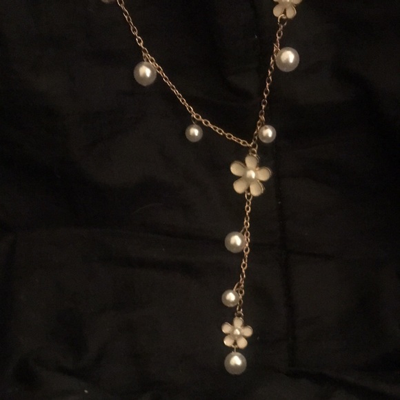 COPY - NWT necklace. Gold chain with pearls and white enamel - Picture 4 of 5